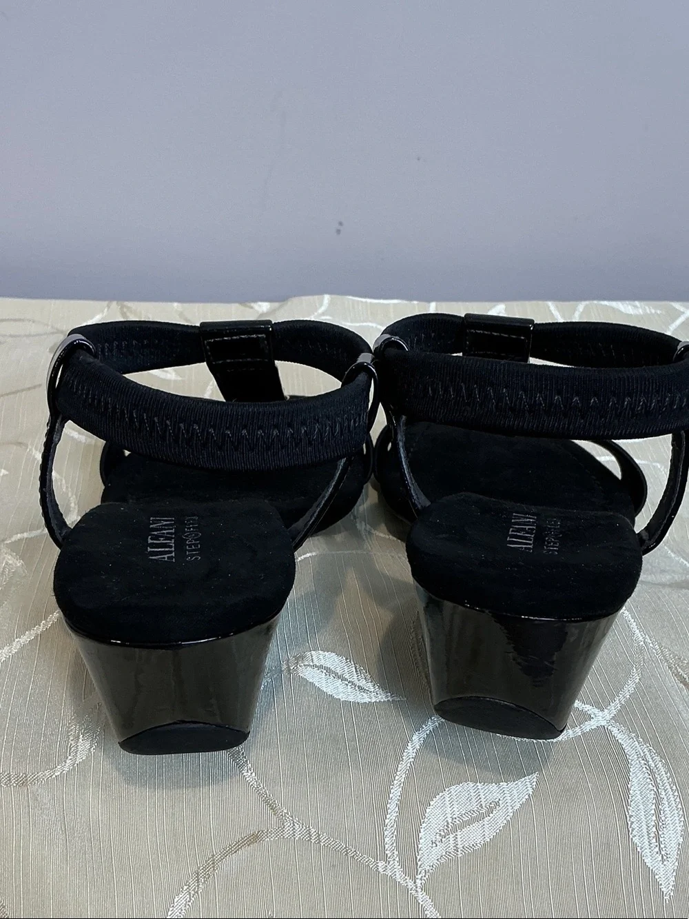 Alfani “Vacay” step n flex Black T-Strap wedge Sandals w/Gold Accent, size 7.5